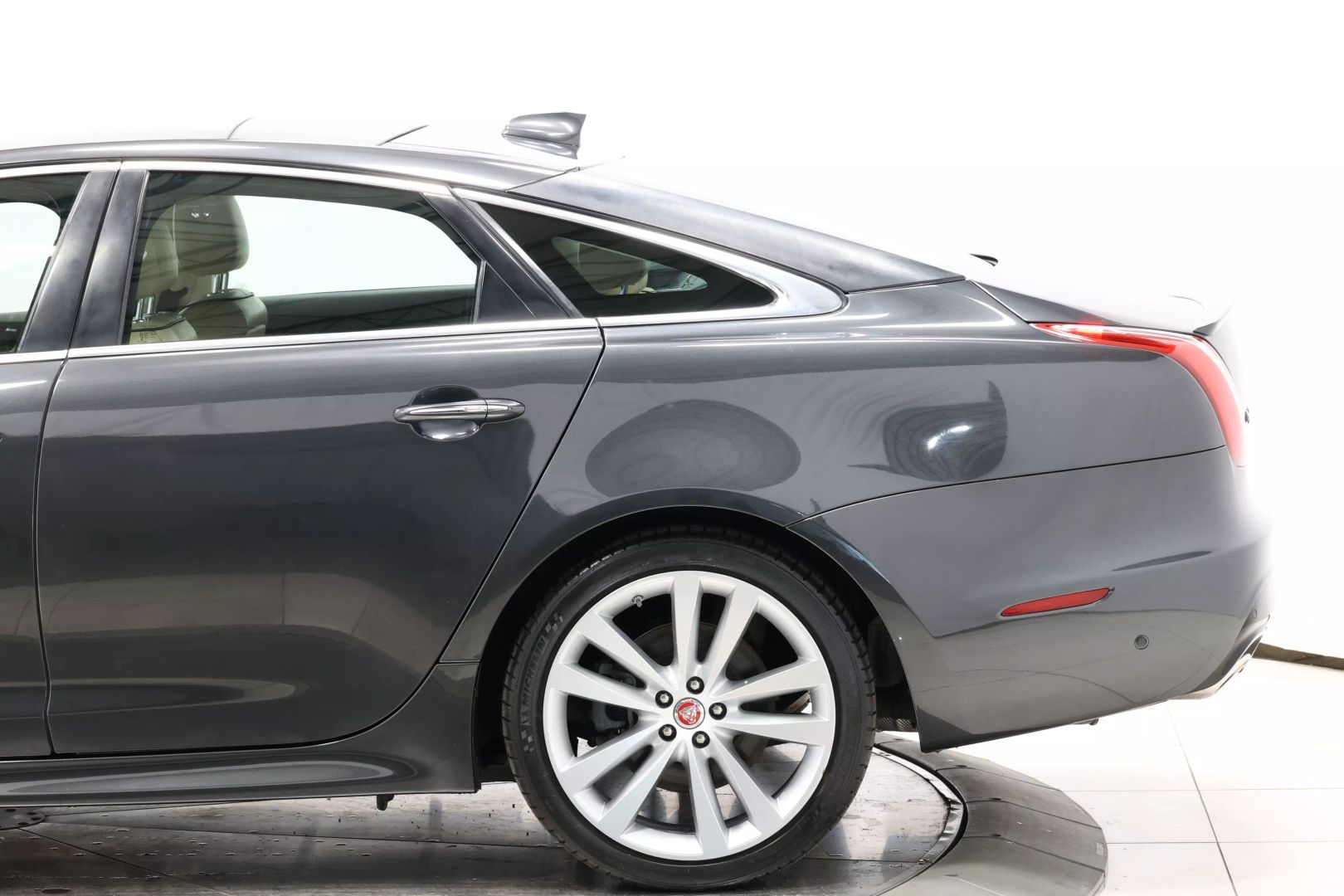 2017 Jaguar Xj - Image 8