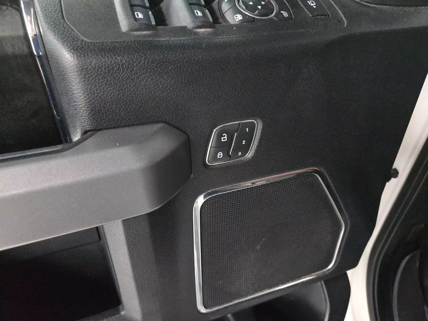 2019 Ford F350 Super Duty Crew Cab - Image 26