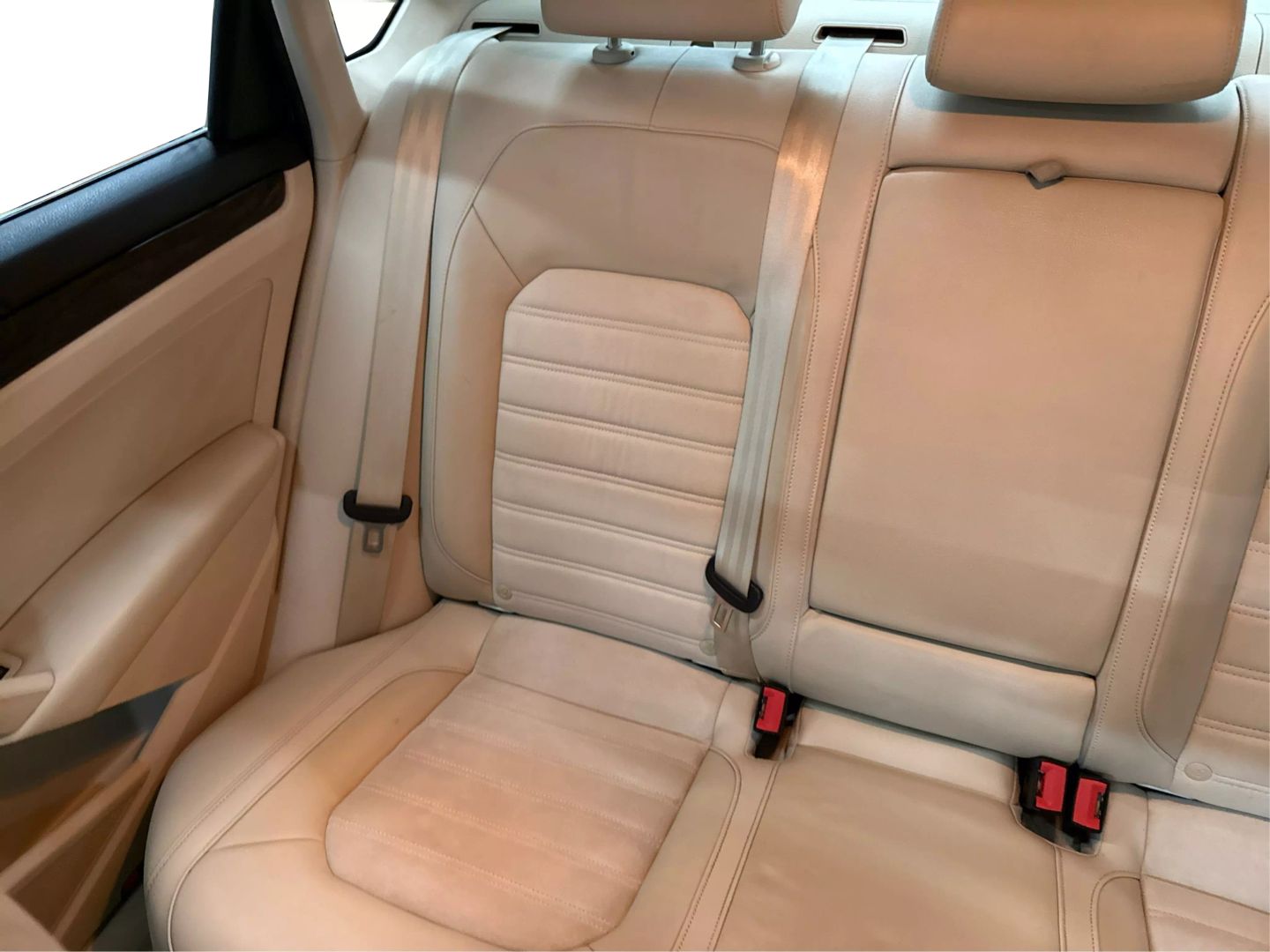 2015 Volkswagen Passat - Image 32