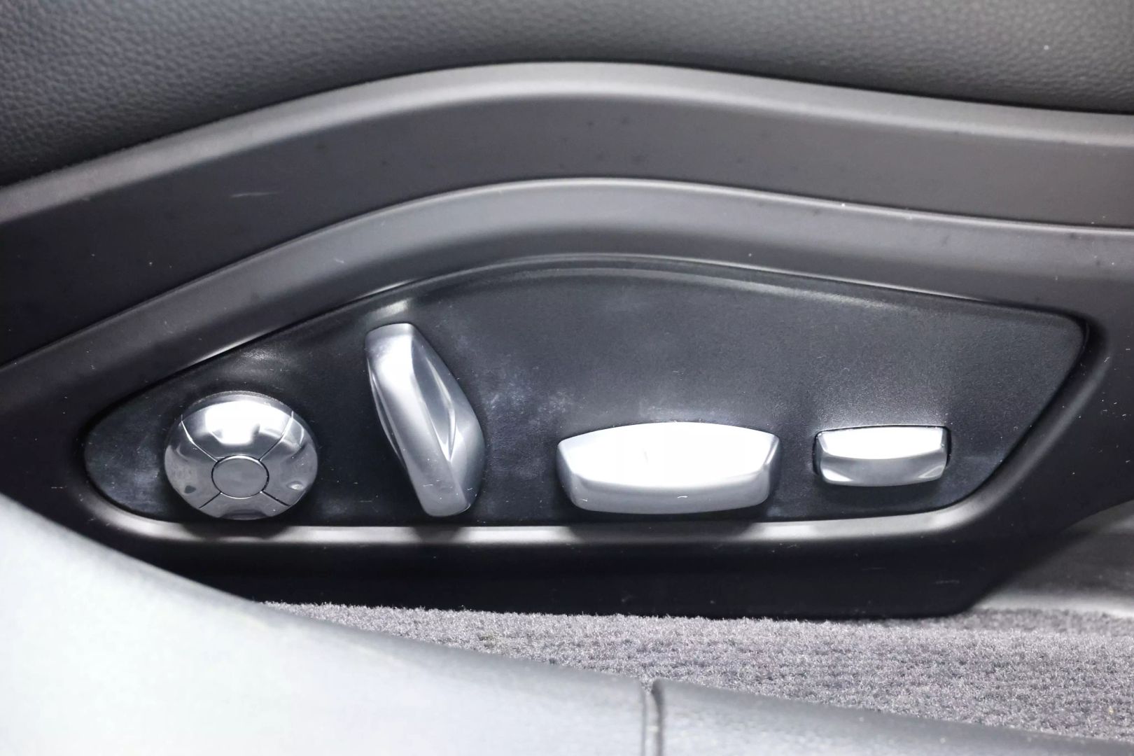 2018 Porsche Panamera - Image 87