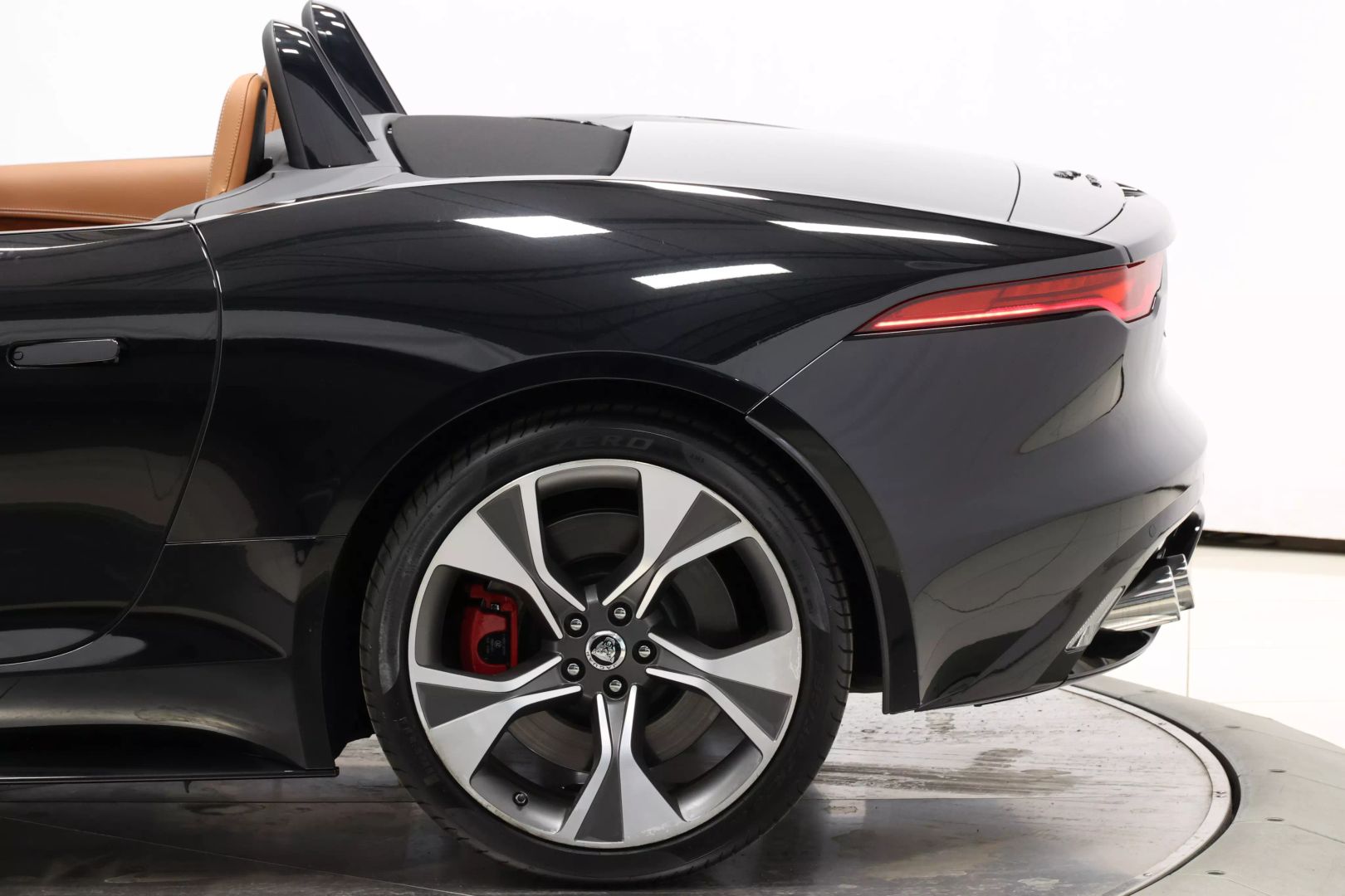 2024 Jaguar F-type - Image 8