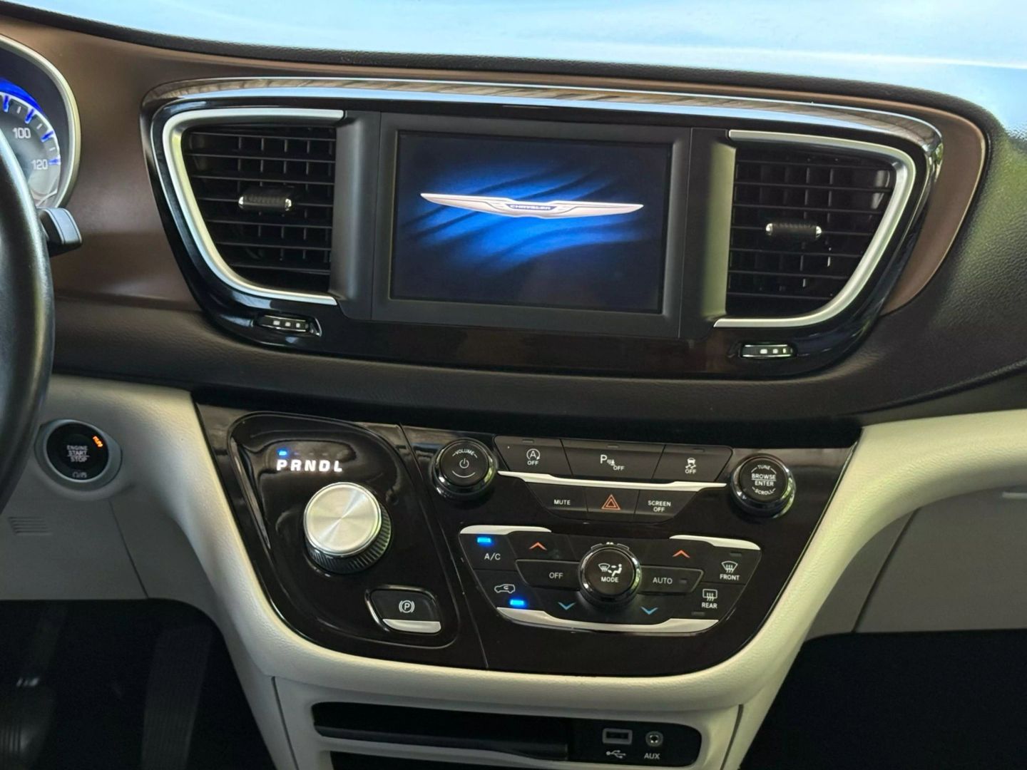 2018 Chrysler Pacifica - Image 28