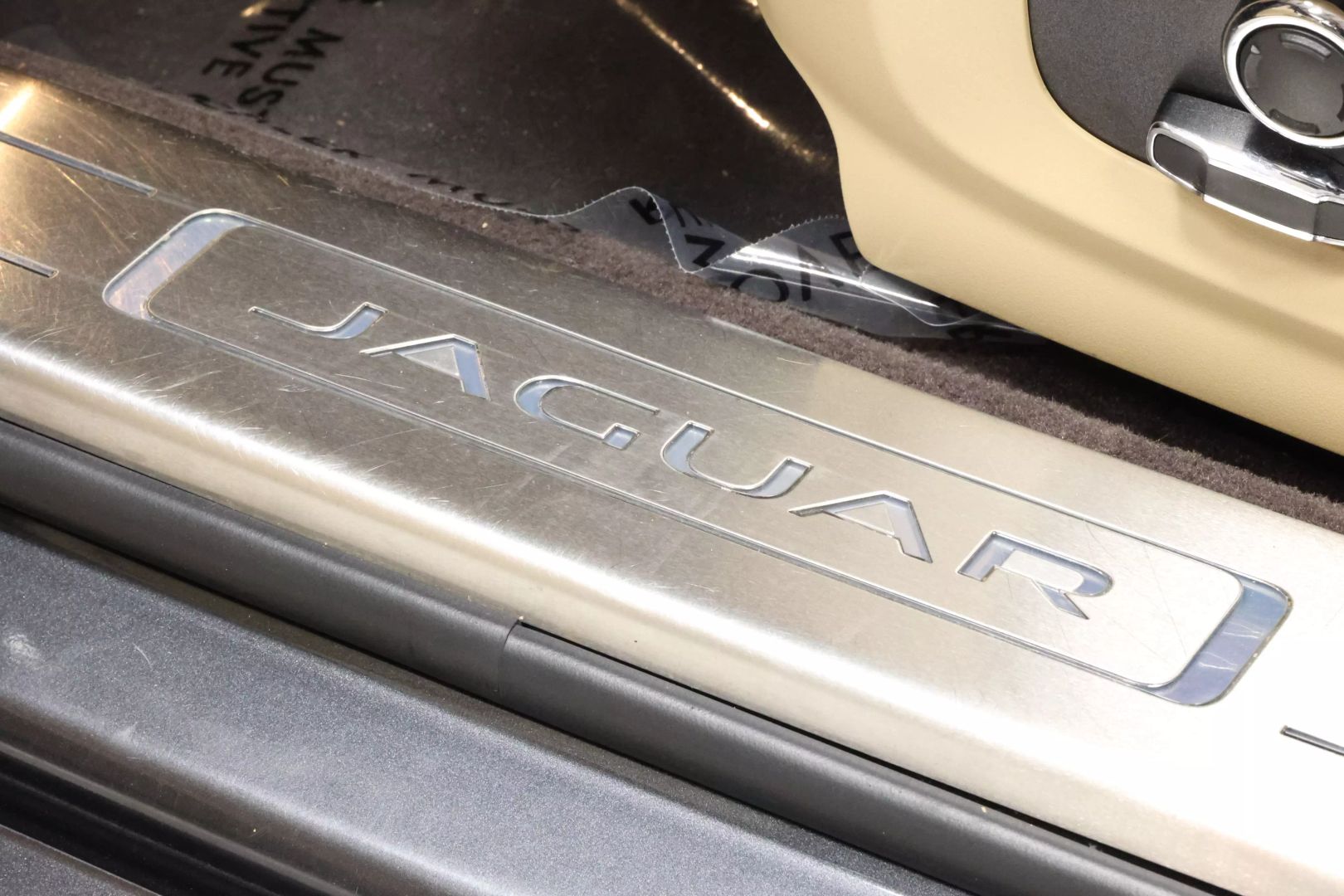 2017 Jaguar Xj - Image 14