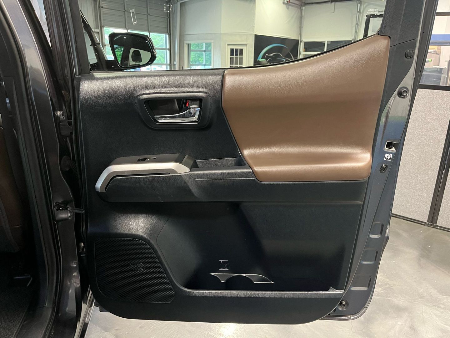 2016 Toyota Tacoma Double Cab Limited Pickup 4d 5 Ft - Image 33