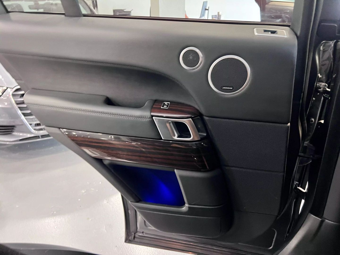 2015 Land Rover Range Rover Hse Sport Utility 4d - Image 29