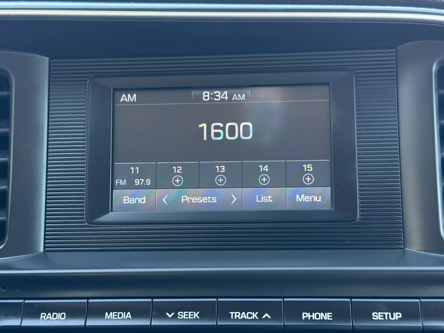 2020 Hyundai Elantra - Image 32