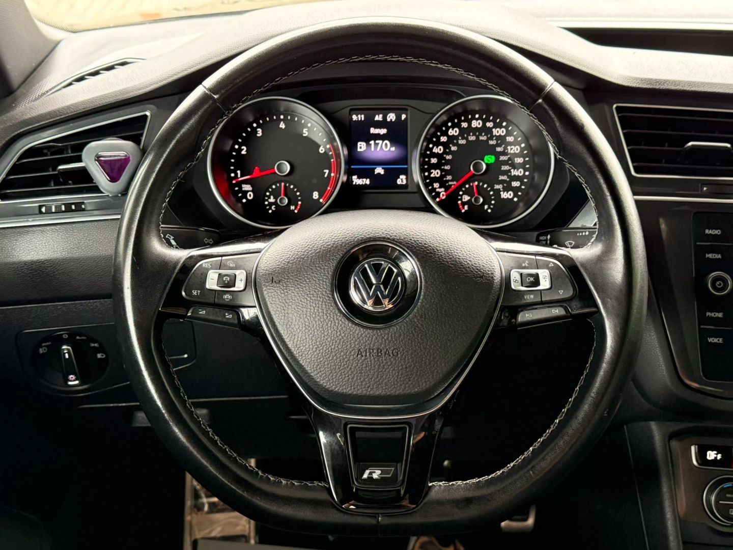 2021 Volkswagen Tiguan - Image 34