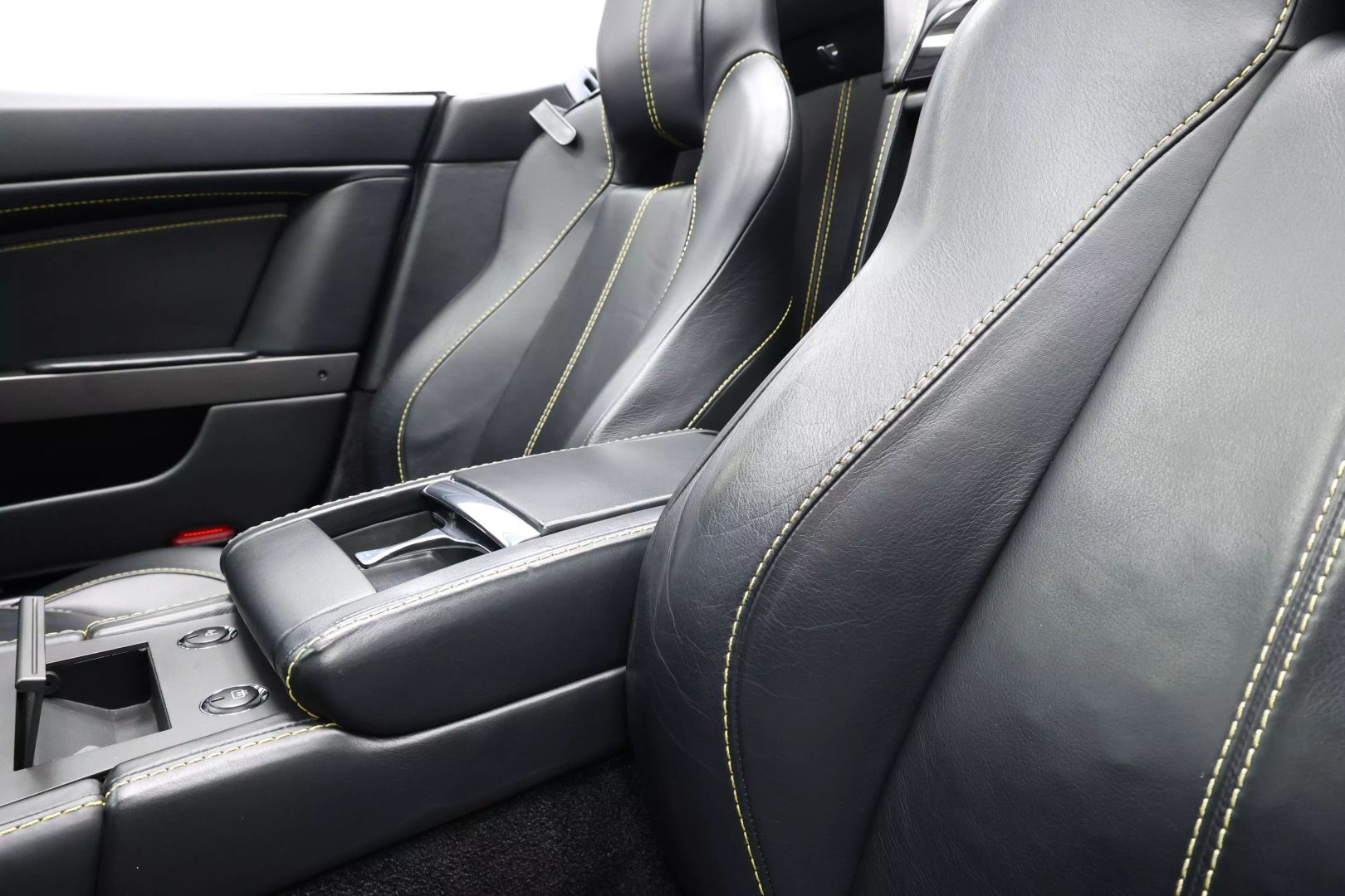 2008 Aston Martin Vantage - Image 40