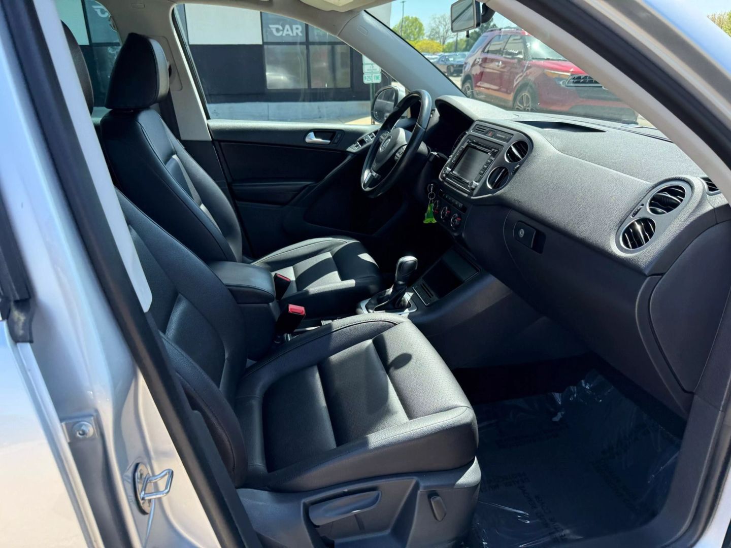 2013 Volkswagen Tiguan - Image 24