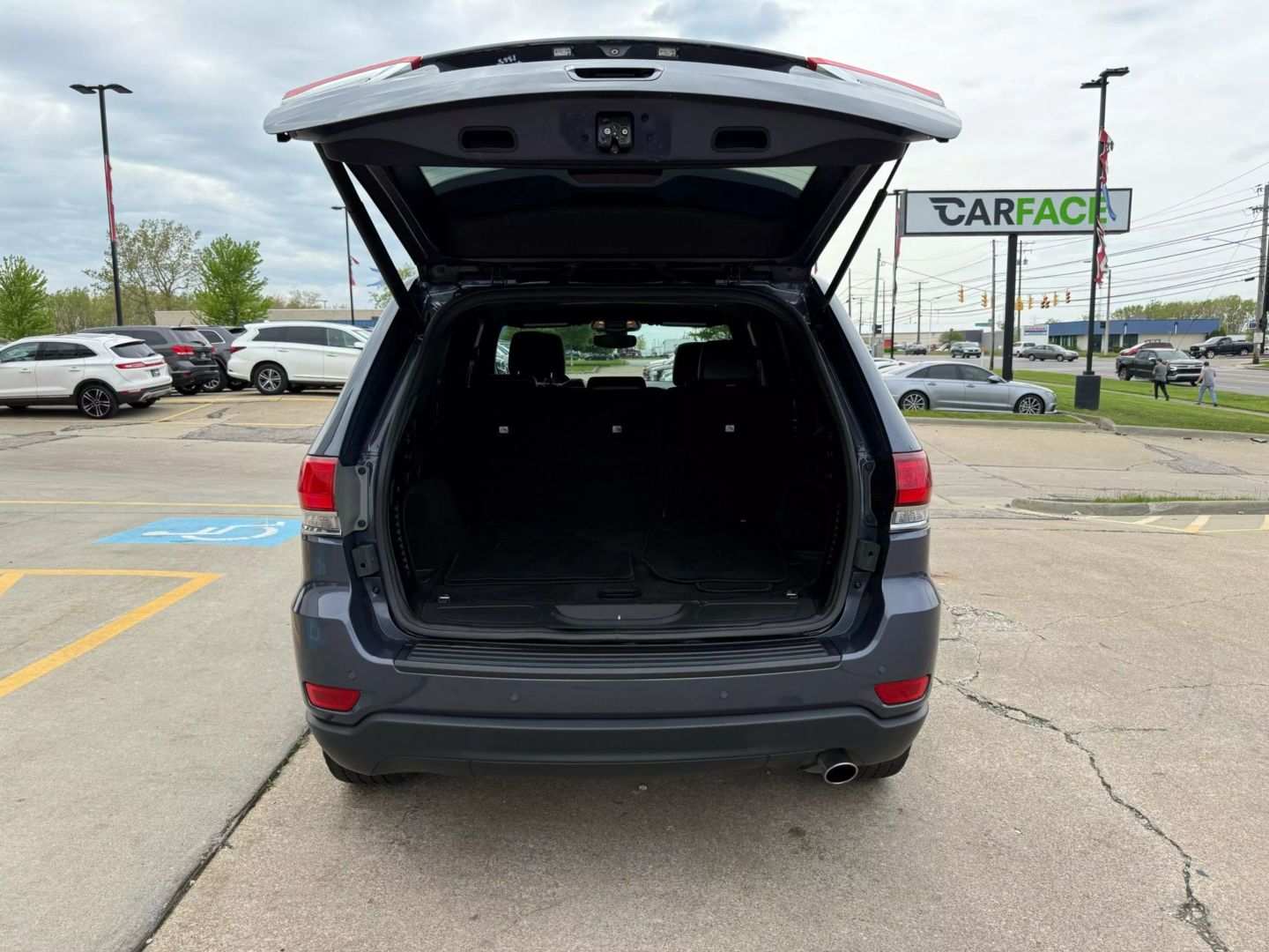 2020 Jeep Grand Cherokee - Image 12