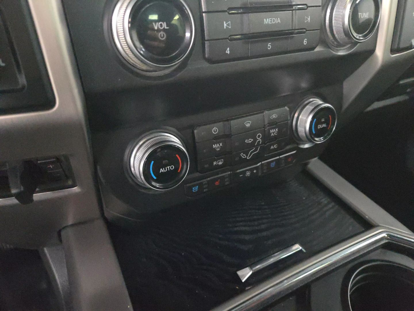 2019 Ford F350 Super Duty Crew Cab - Image 25