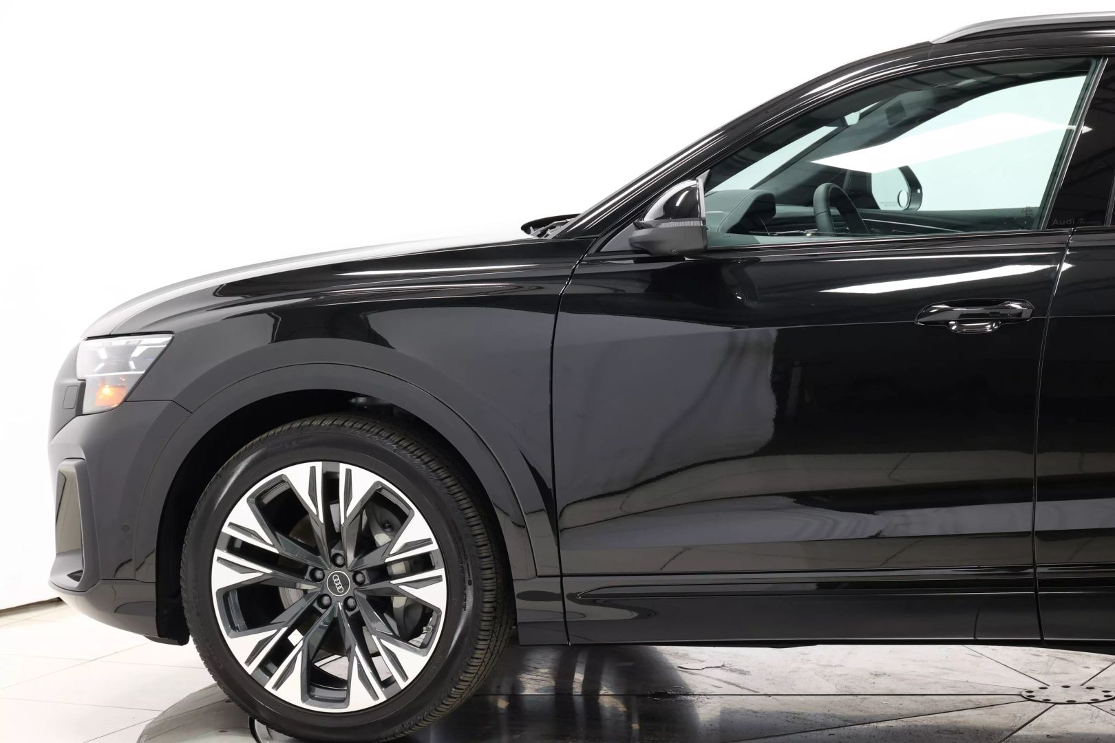 2025 Audi Q8 - Image 7