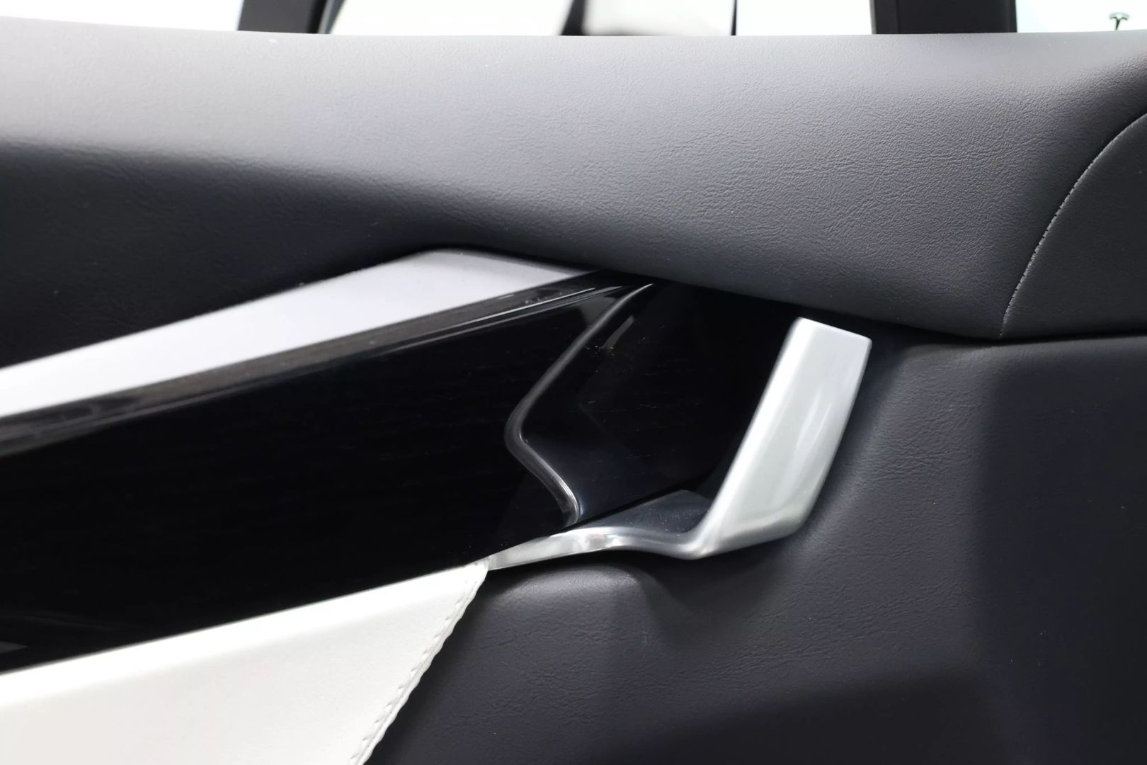 2020 Tesla Model X - Image 11