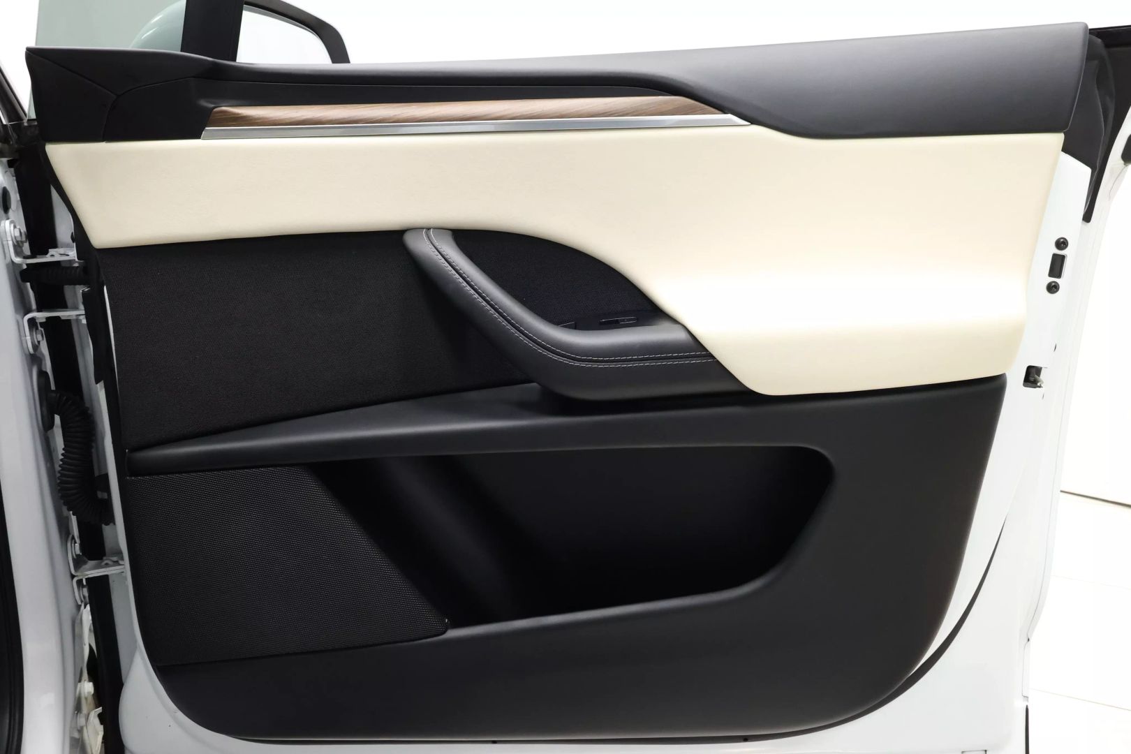 2023 Tesla Model X - Image 80