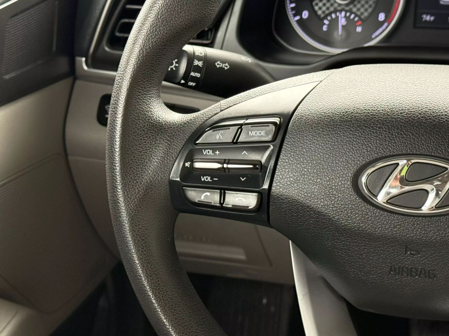2019 Hyundai Elantra - Image 31