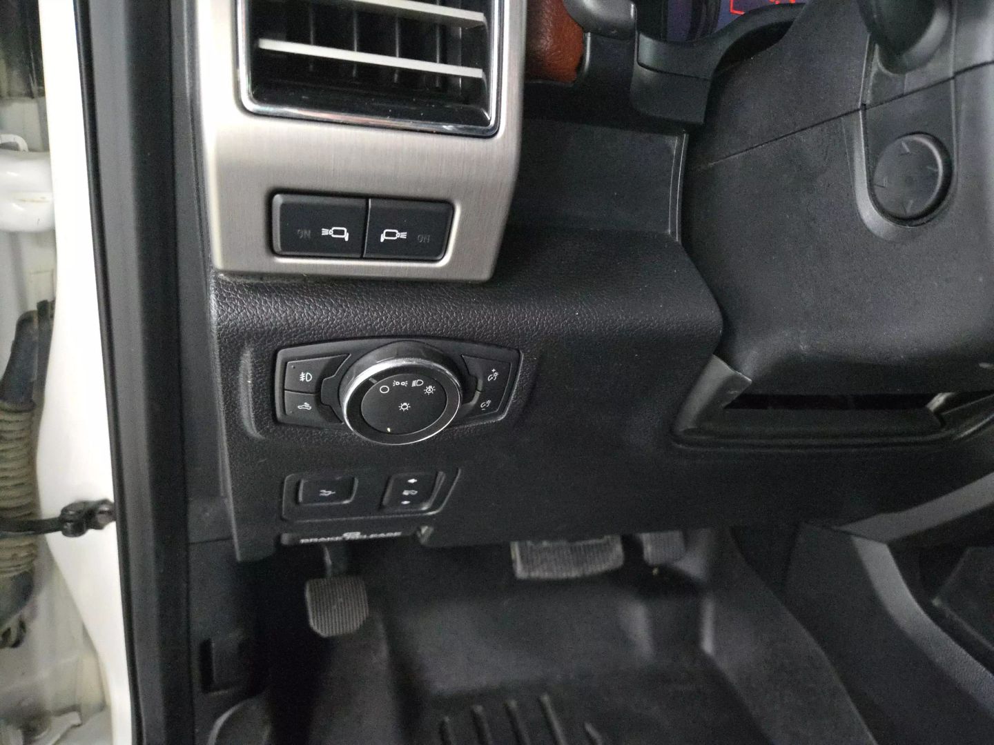 2019 Ford F350 Super Duty Crew Cab - Image 19