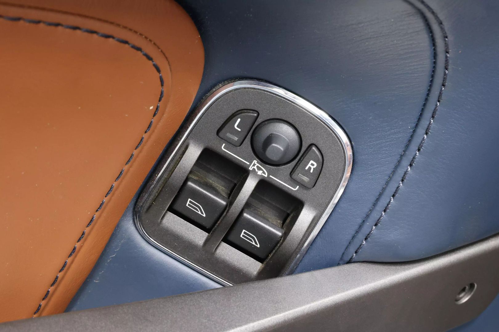 2014 Aston Martin Vantage - Image 10