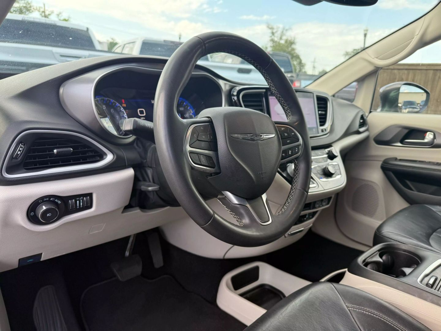 2022 Chrysler Pacifica - Image 10