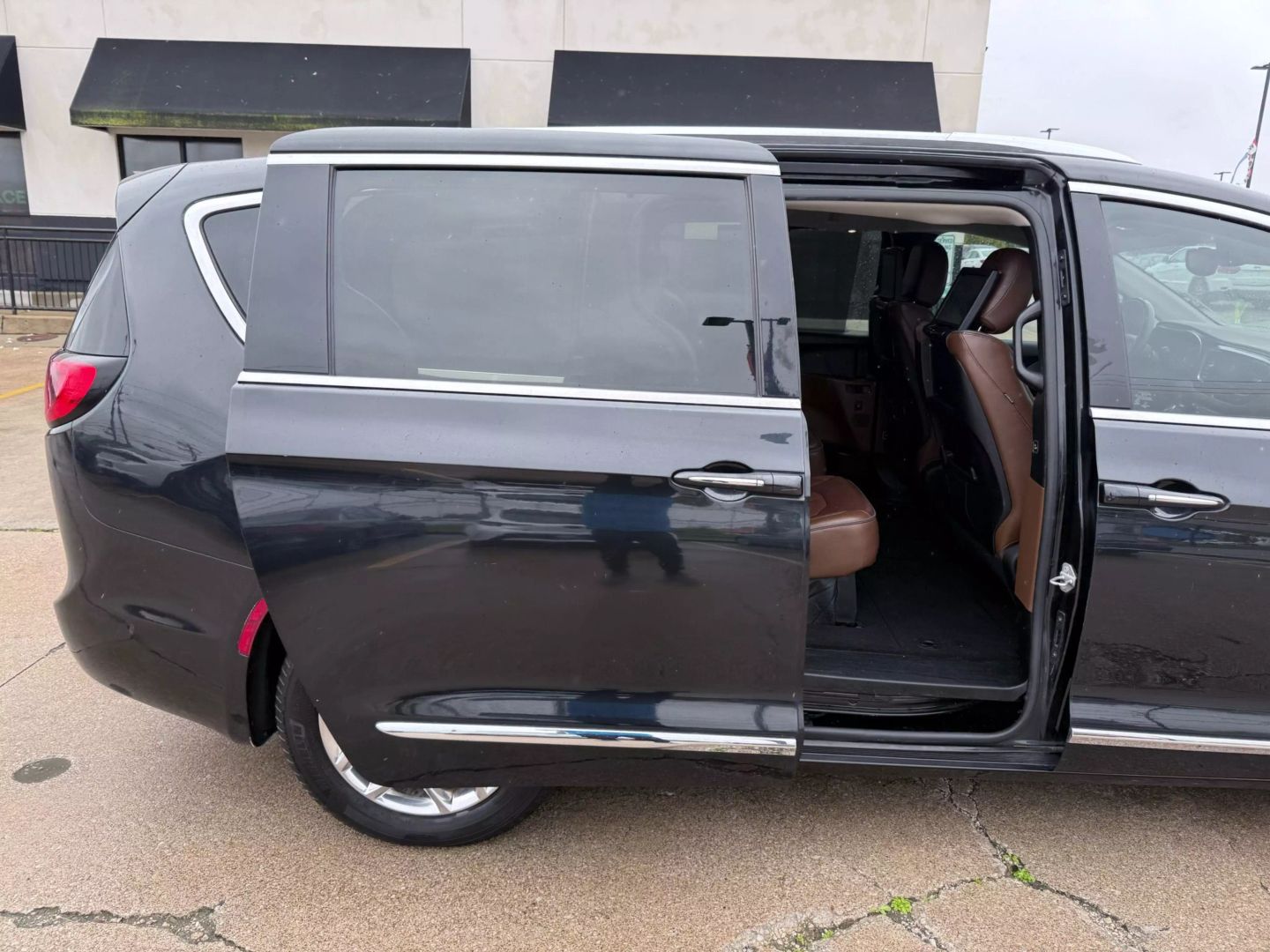2017 Chrysler Pacifica - Image 26