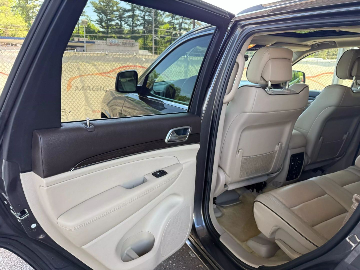 2018 Jeep Grand Cherokee - Image 17