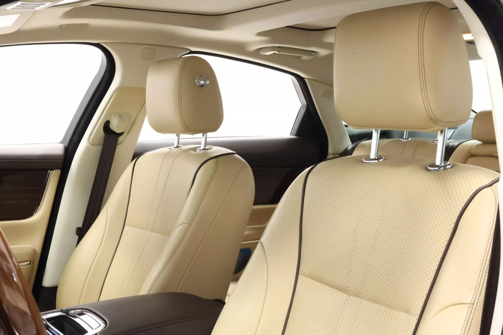 2017 Jaguar Xj - Image 17