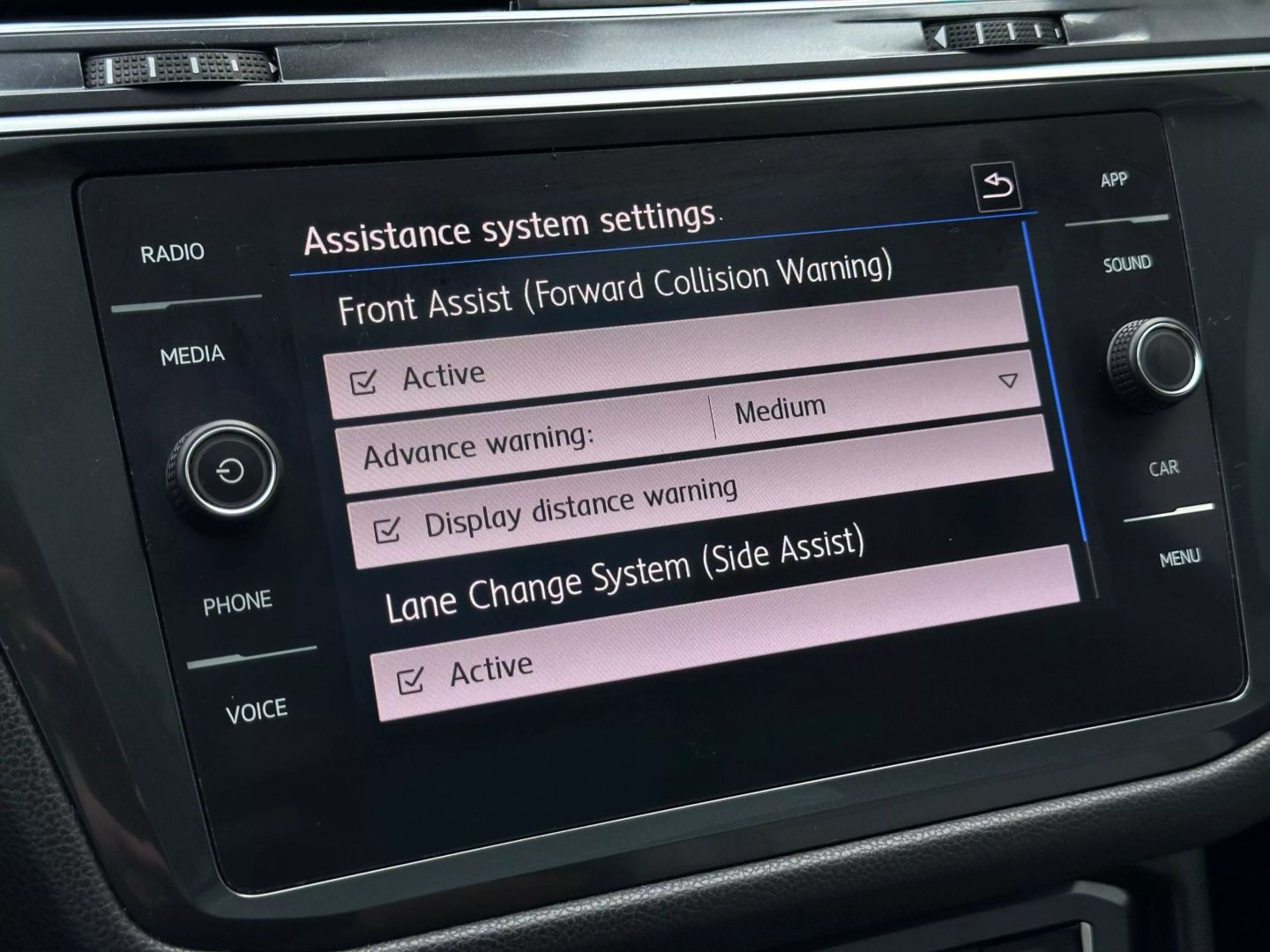 2020 Volkswagen Tiguan - Image 23