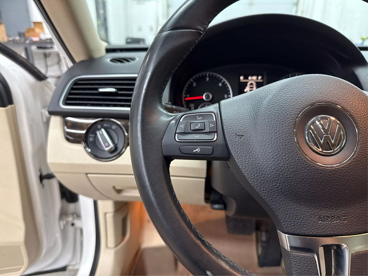 2015 Volkswagen Passat - Image 24