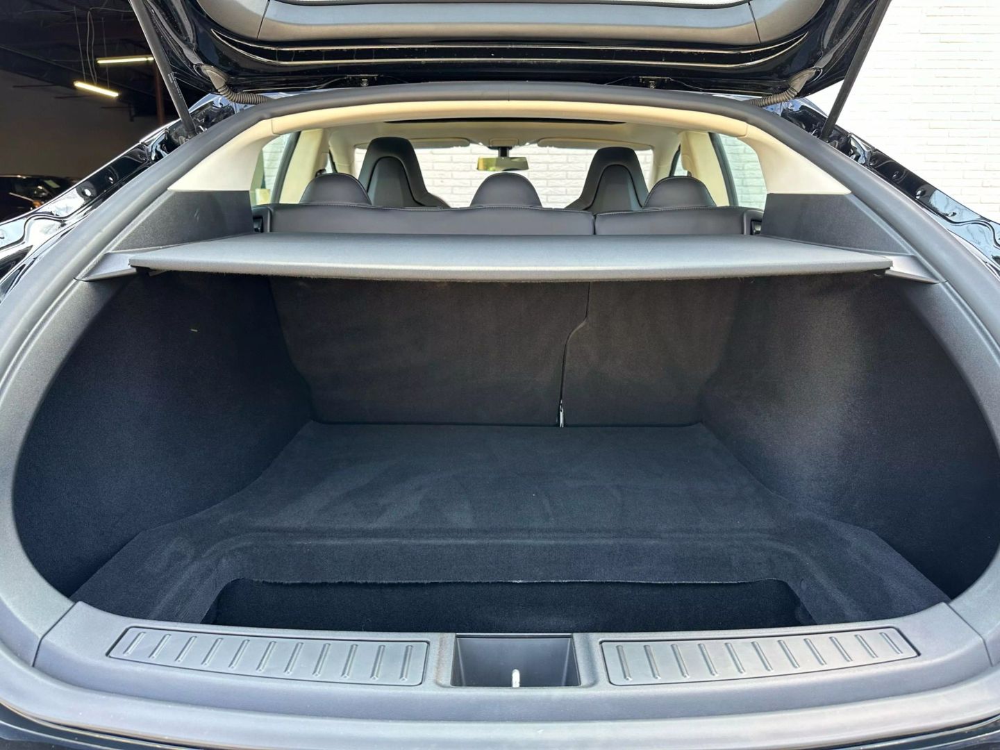 2014 Tesla Model S - Image 28