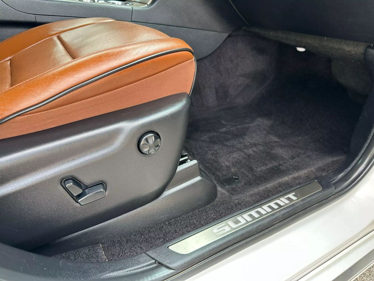 2015 Jeep Grand Cherokee - Image 36