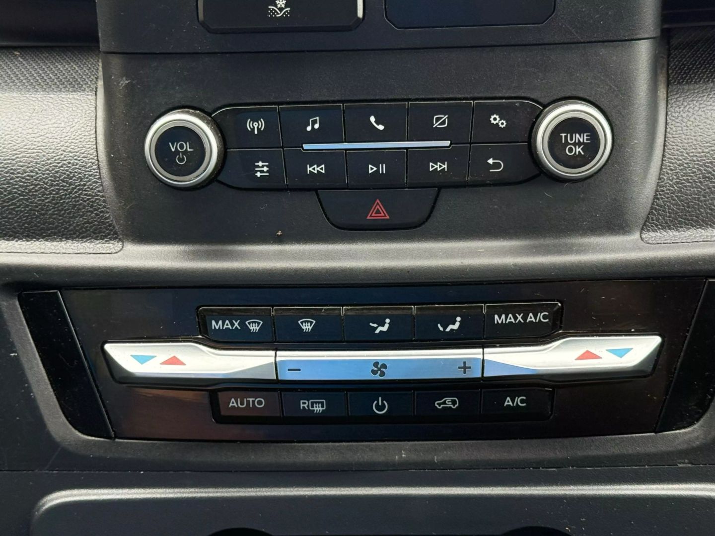 2021 Ford Explorer - Image 34