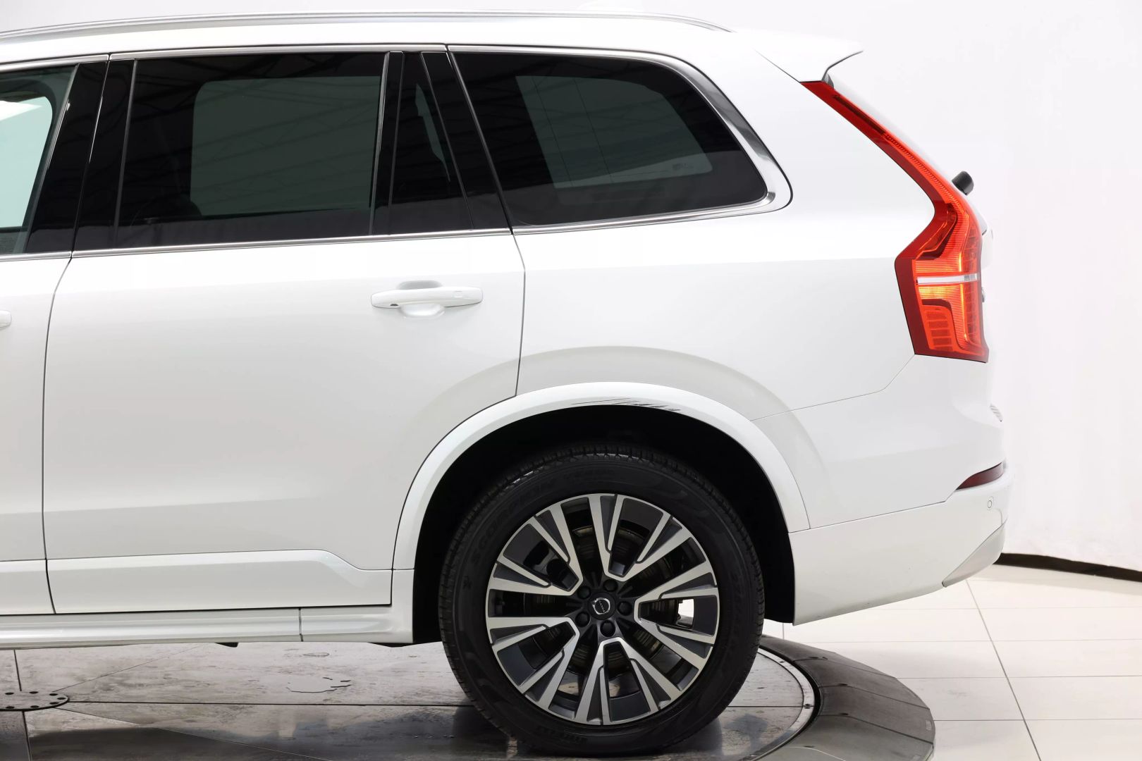 2022 Volvo Xc90 - Image 8