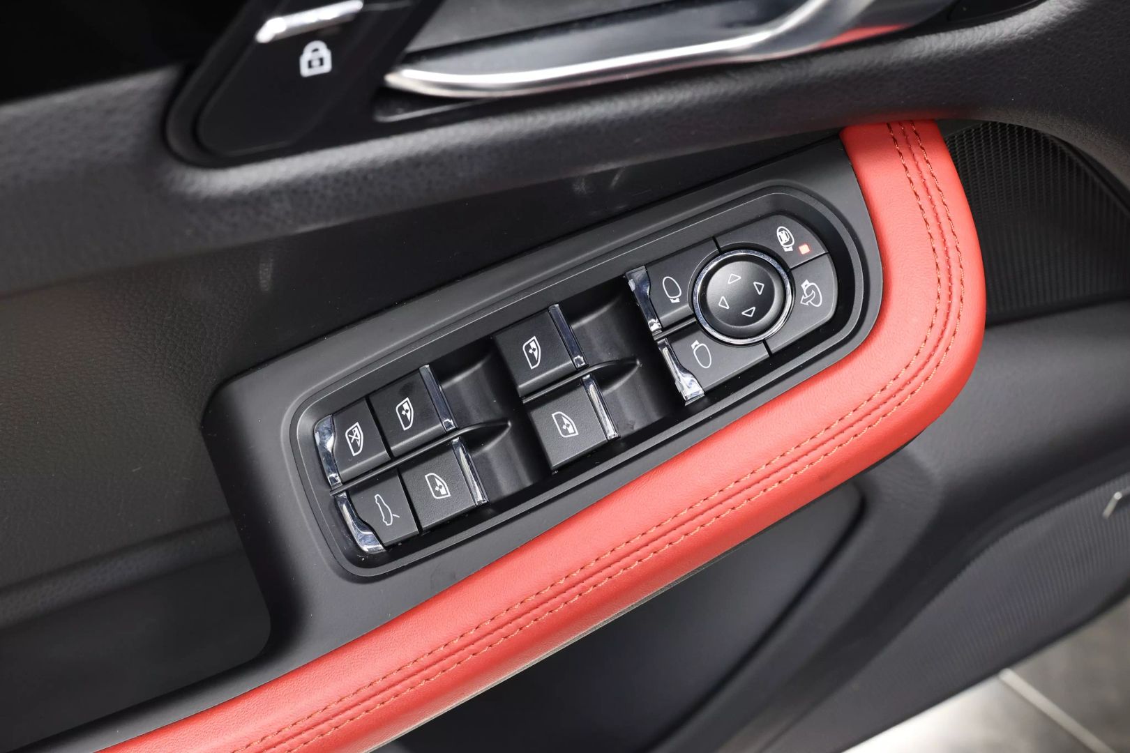 2021 Porsche Macan - Image 10