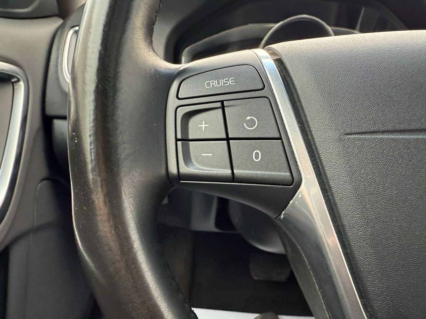 2016 Volvo S60 - Image 32