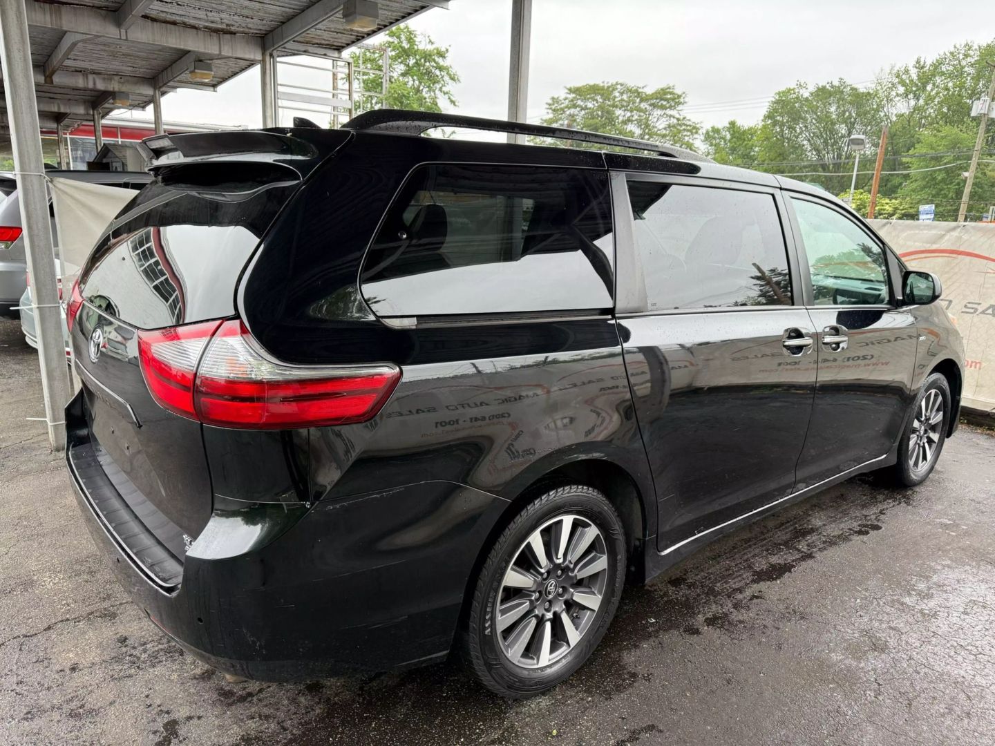 2020 Toyota Sienna - Image 13