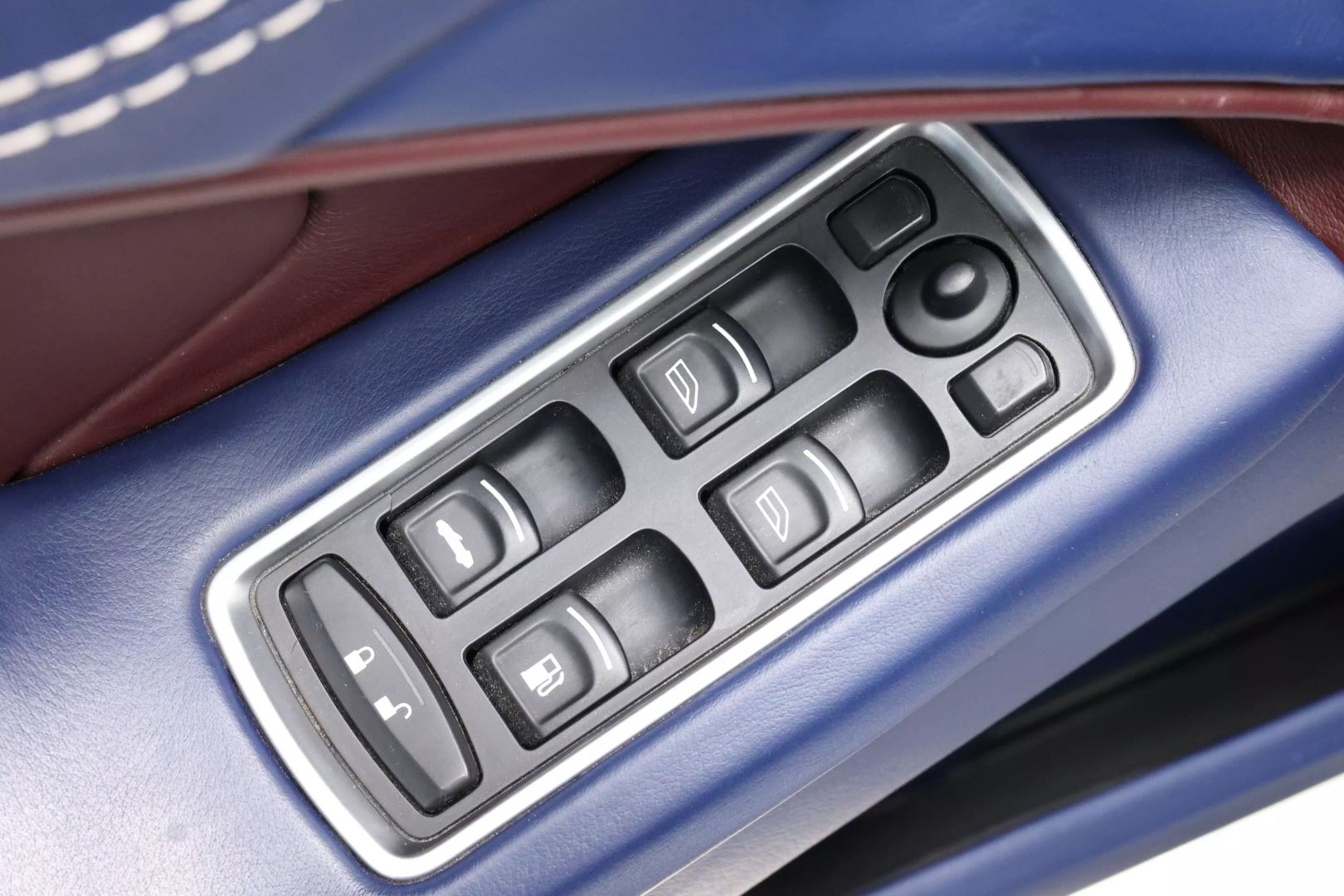 2015 Aston Martin Vanquish - Image 11