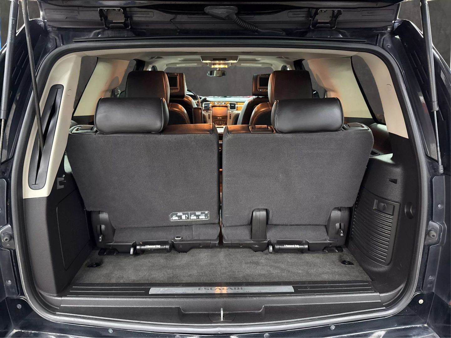 2013 Cadillac Escalade - Image 12