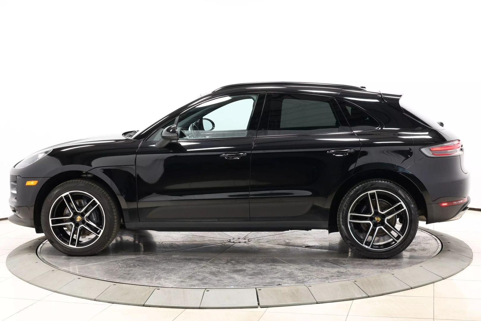 2021 Porsche Macan - Image 6