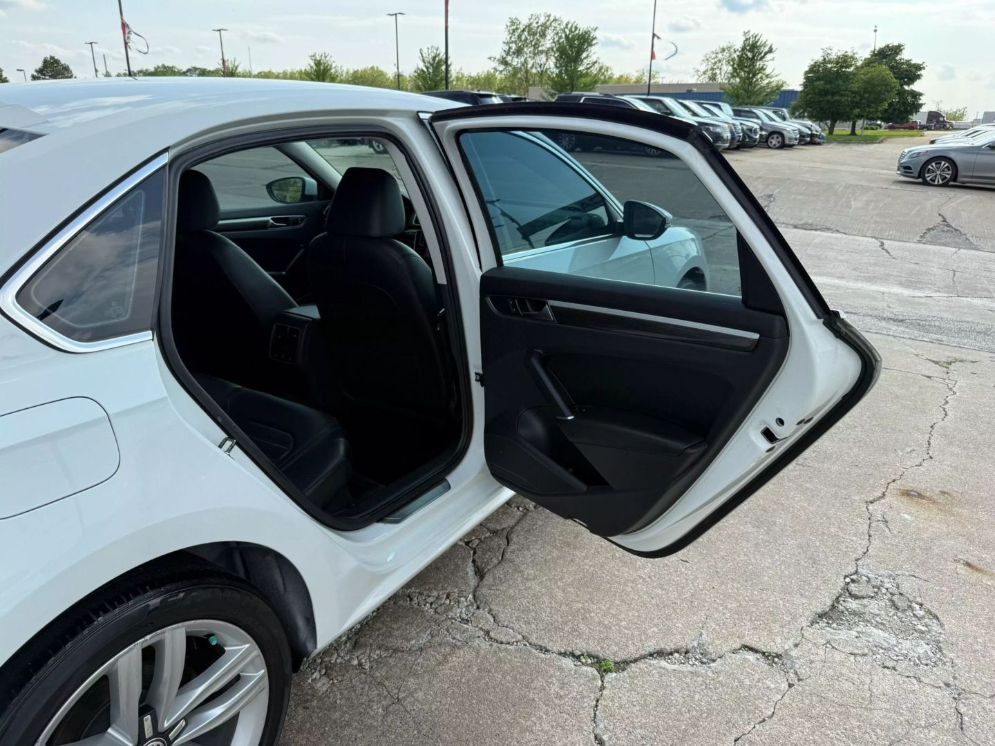2017 Volkswagen Passat - Image 21