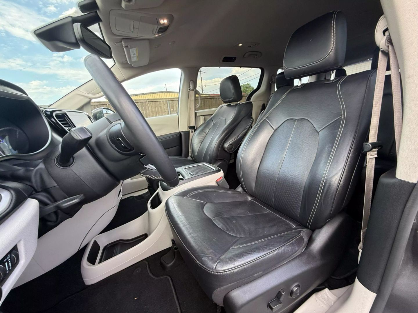 2022 Chrysler Pacifica - Image 2