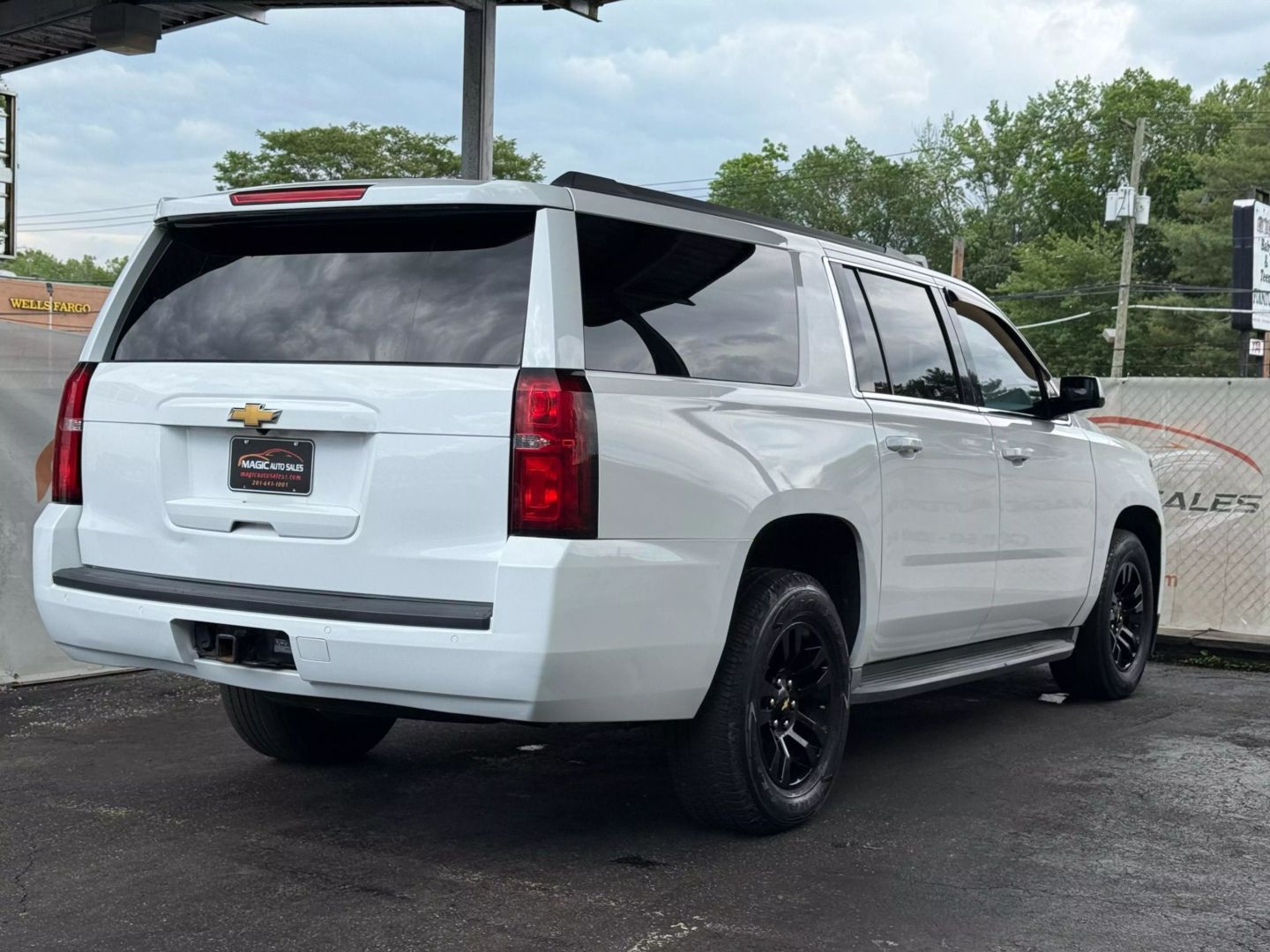 2015 Chevrolet Suburban - Image 9