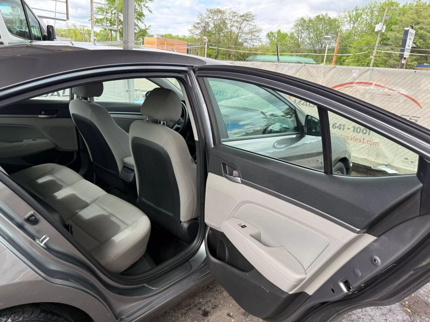2018 Hyundai Elantra - Image 21
