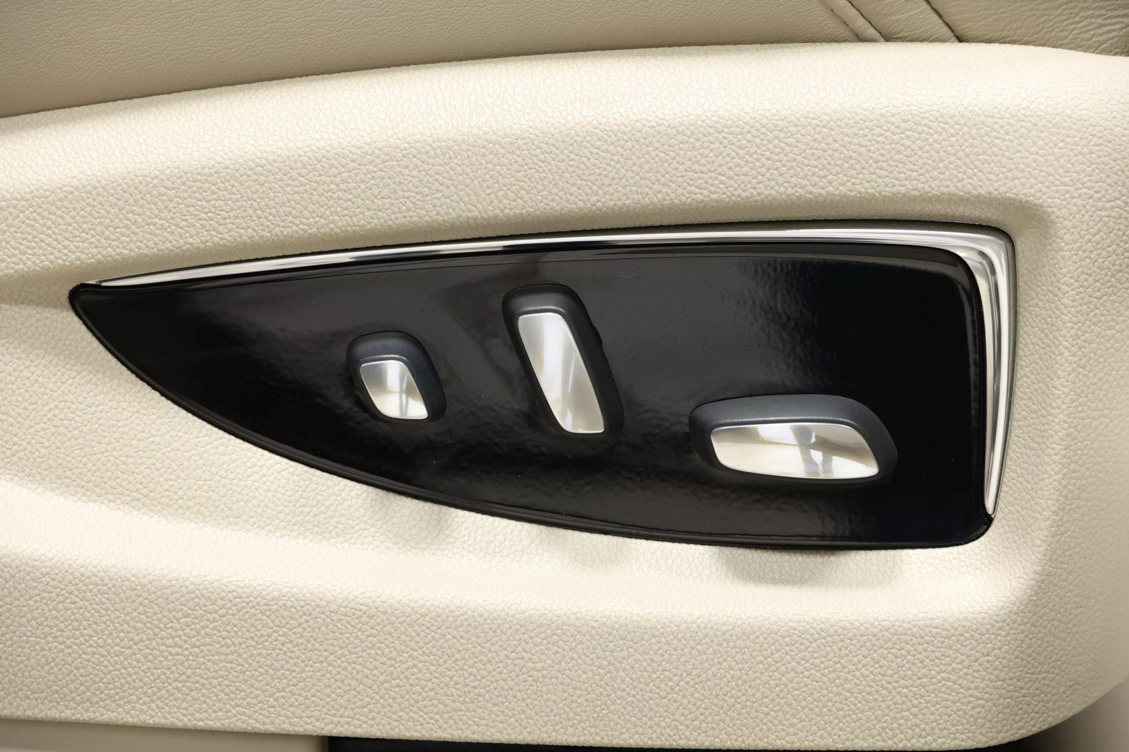 2017 Cadillac Escalade - Image 106