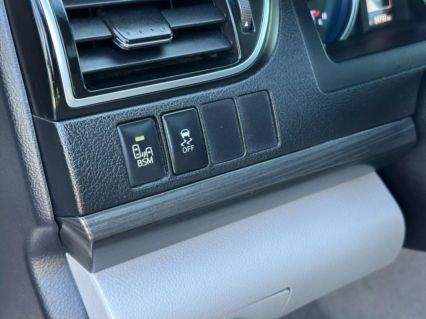 2015 Toyota Camry - Image 22