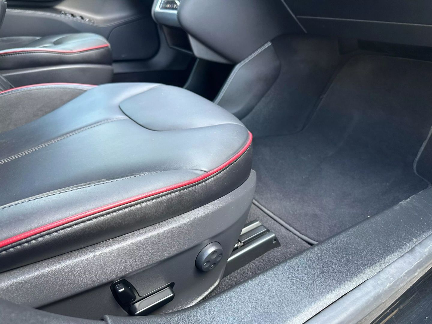 2014 Tesla Model S - Image 34