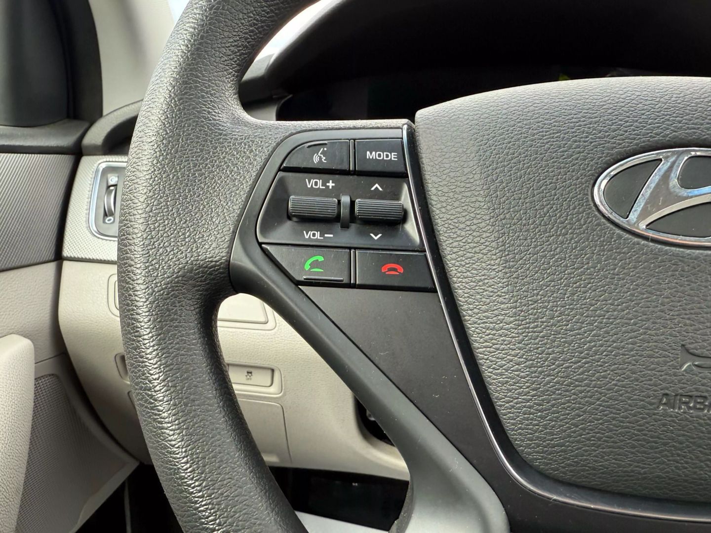 2016 Hyundai Sonata - Image 26
