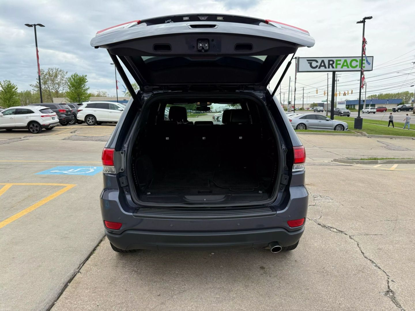 2020 Jeep Grand Cherokee - Image 11