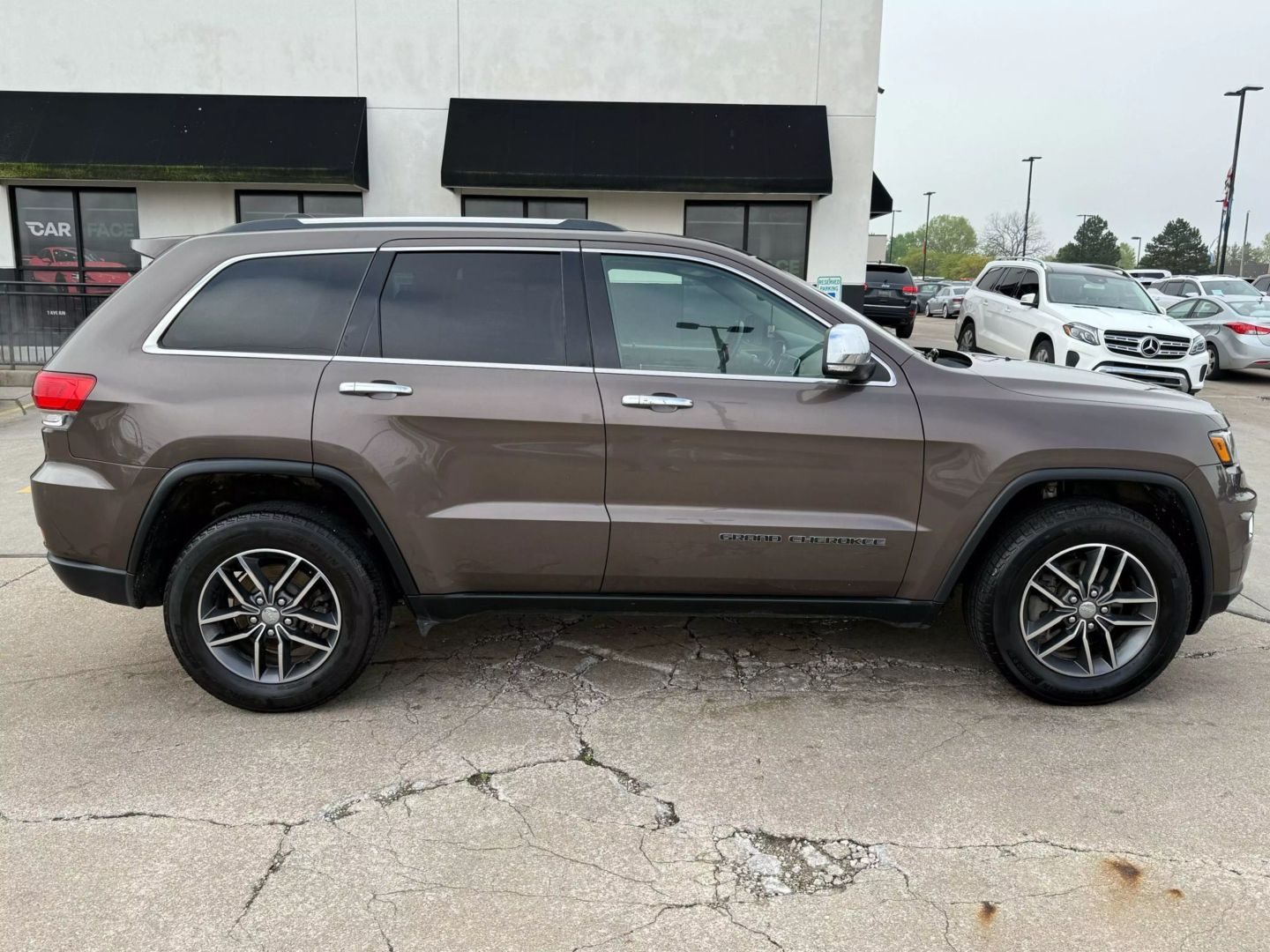 2018 Jeep Grand Cherokee - Image 16