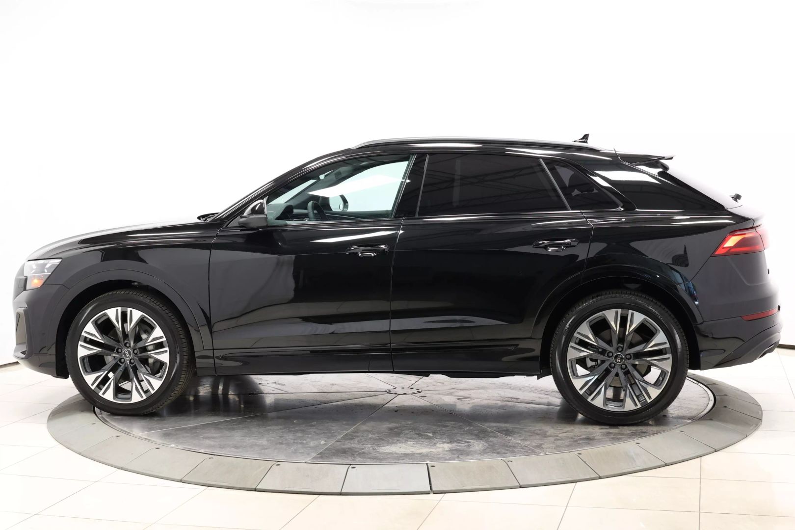 2025 Audi Q8 - Image 6