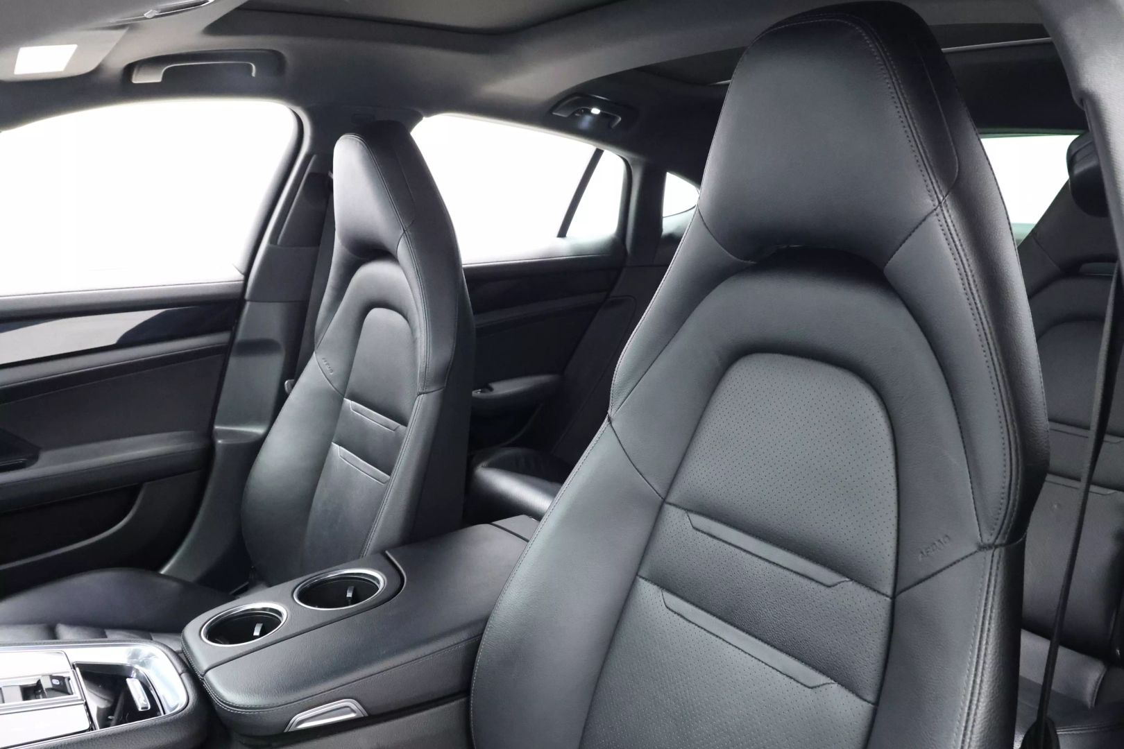 2018 Porsche Panamera - Image 17