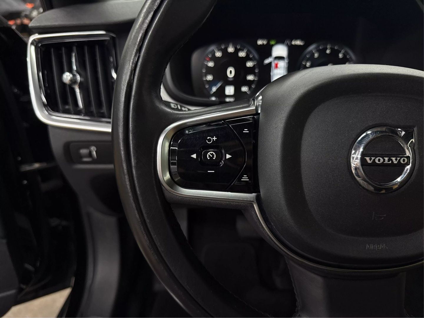 2017 Volvo S90 - Image 26